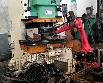 Qual è la relazione tra l'implementazione del braccio robotico e lo spazio op...